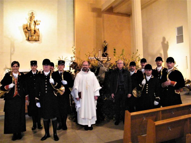 Les sonneurs de cors et l'abbé Francis avec monsieur le maire