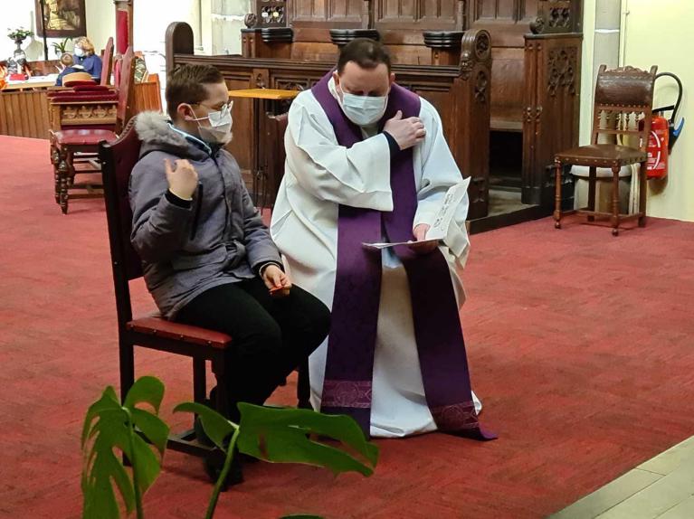 Avec le prêtre pour la confession