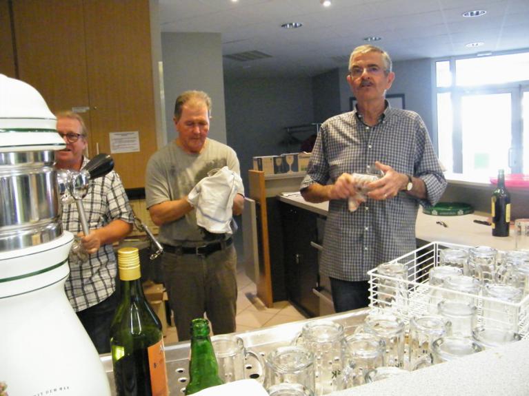 Travail derrière le bar